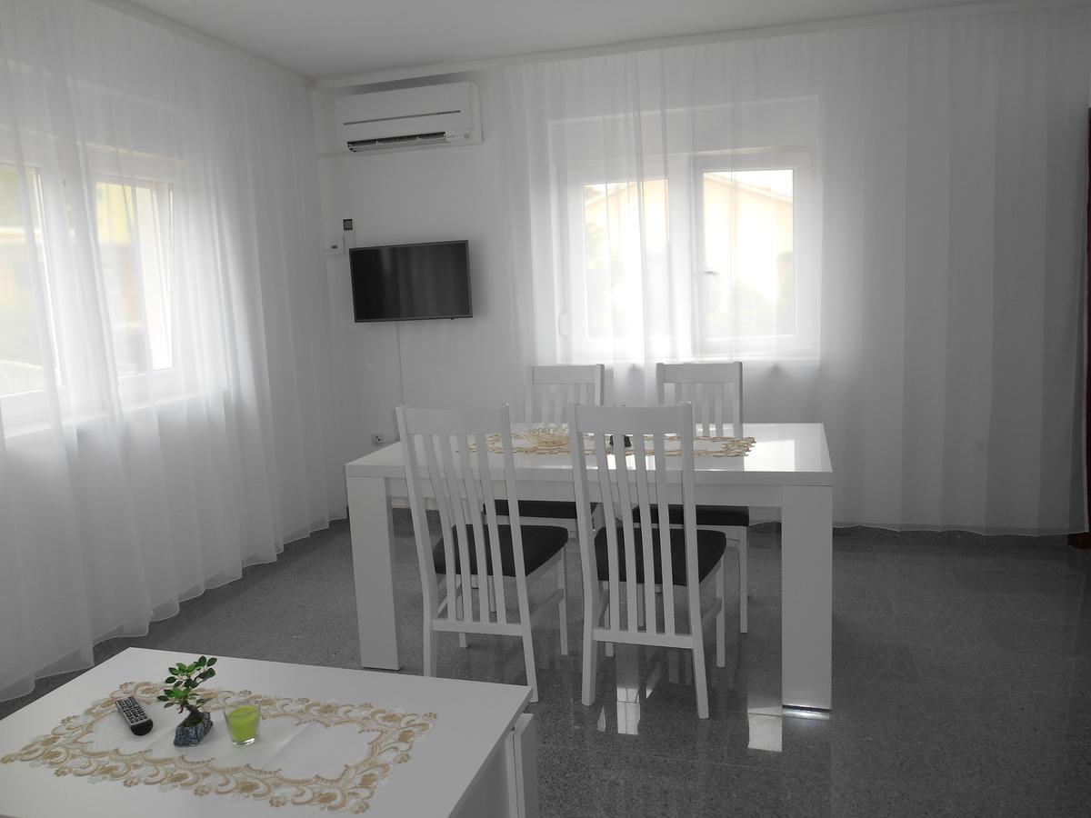 Apartments Diana Šmrika エクステリア 写真