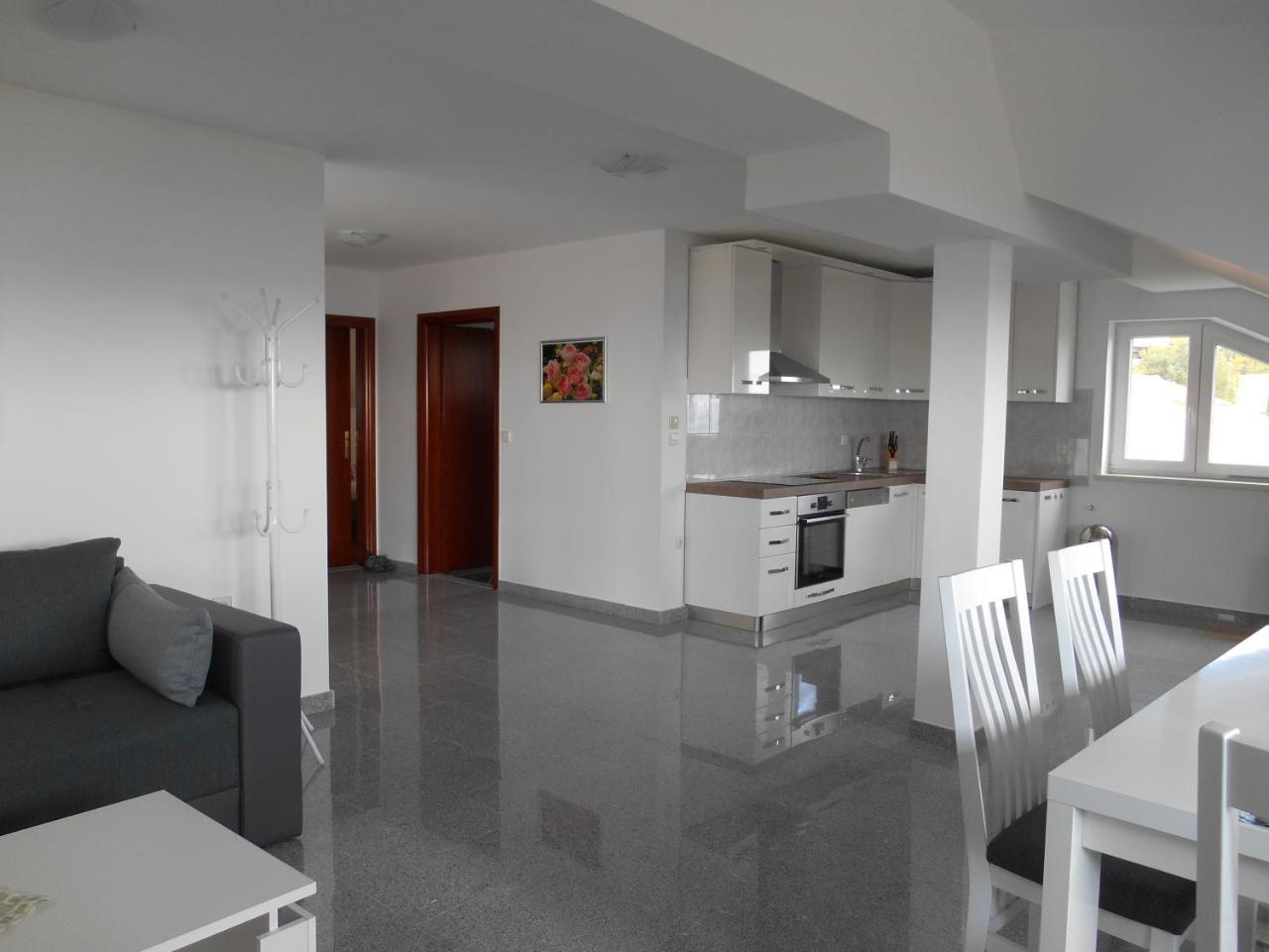 Apartments Diana Šmrika エクステリア 写真